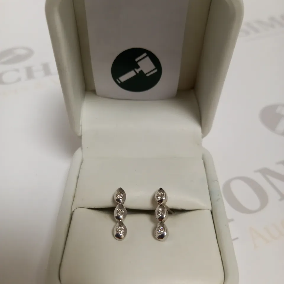 DESIGNER 18CT WHITE GOLD DIAMOND DROP EARRINGS
