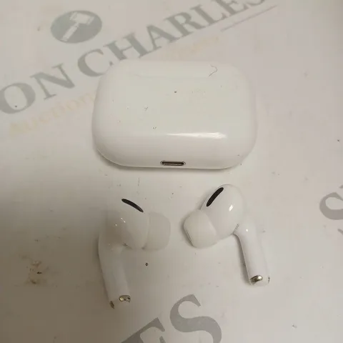 APPLE AIRPODS IN WHITE WITH CHARGING CASE