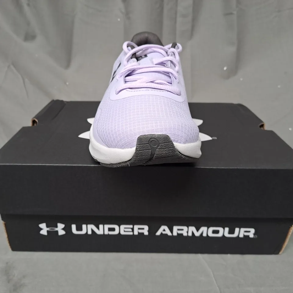 BOXED PAIR OF UNDER ARMOUR CHARGED PURSUIT TRAINERS IN LILAC UK SIZE 6