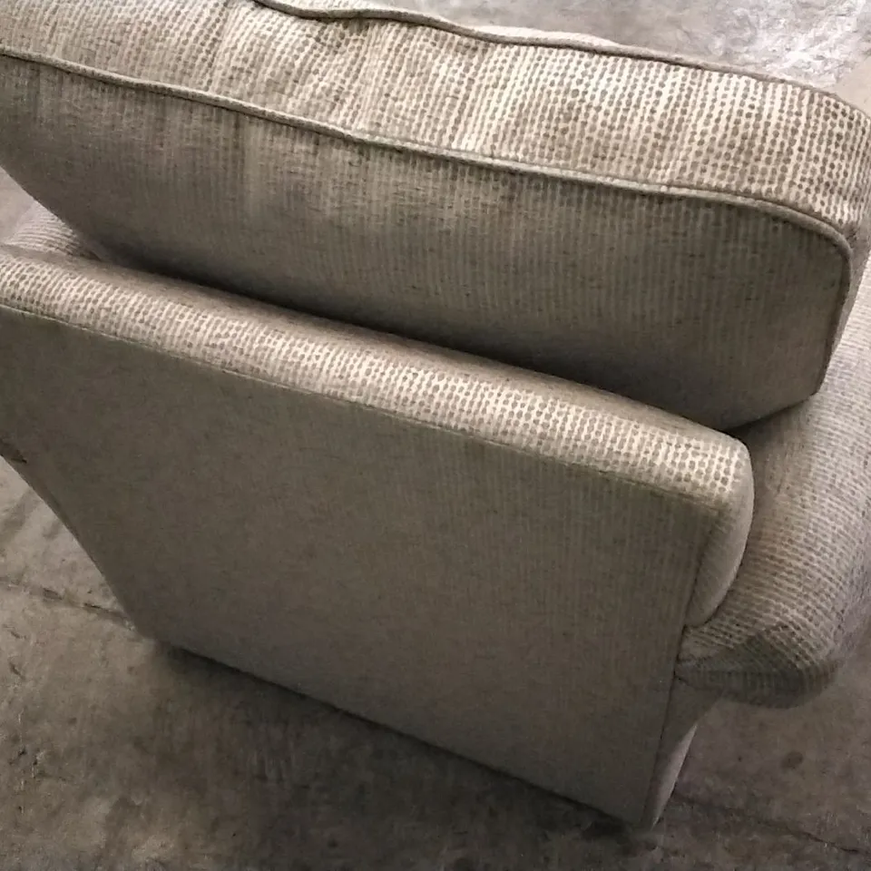 QUALITY DESIGNER PARKER KNOLL ARMCHAIR IN SILVER PATTERNED FABRIC