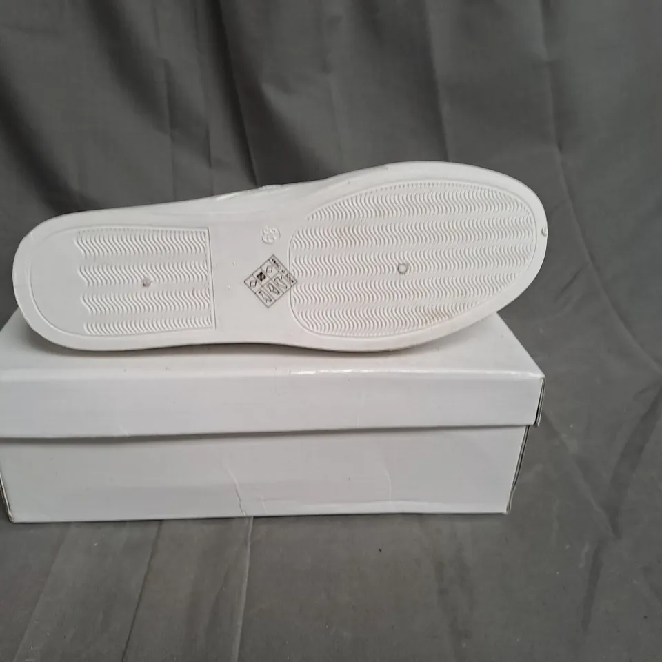 BOXED LOT OF APPROX. 14 PAIRS OF LADIES SHOES. VARIOUS SIZES, STYLES AND COLOURS