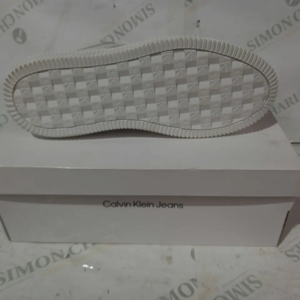 BOXED PAIR OF CALVIN KLEIN JEANS TRAINERS IN WHITE UK SIZE 7