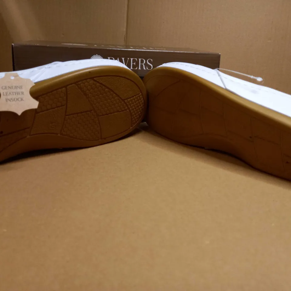 BOXED PAIR OF PAVERS WHITE SANDAL - SIZE 7