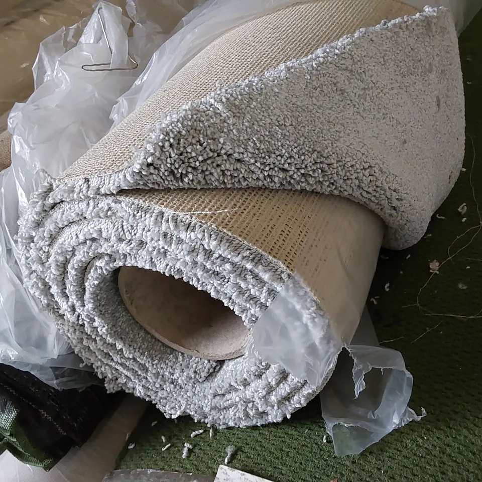 ROLL OF QUALITY SENSATION ORIGINAL CAPE DIAMOND CARPET // SIZE: APPROXIMATELY 4 X 3.1m