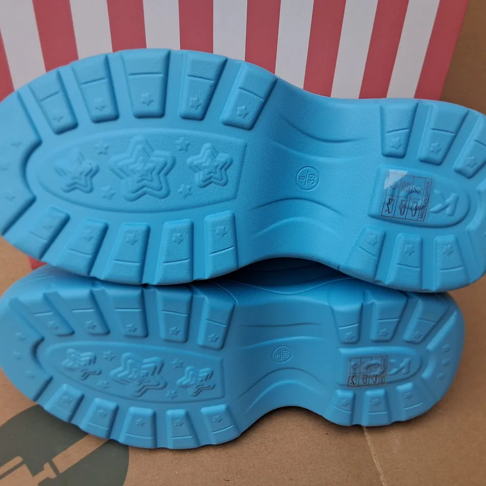 BRAND NEW BOXED KOI KETNIPZ BEAN SAYS HI CHUNKY TRAINERS IN BLUE - UK 6