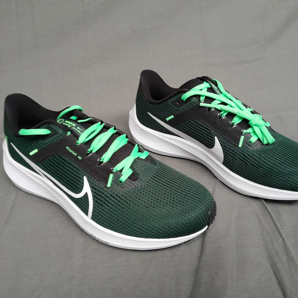 BOXED PAIR OF NIKE ZOOM PEGASUS 40 LFC SIZE UK 8 