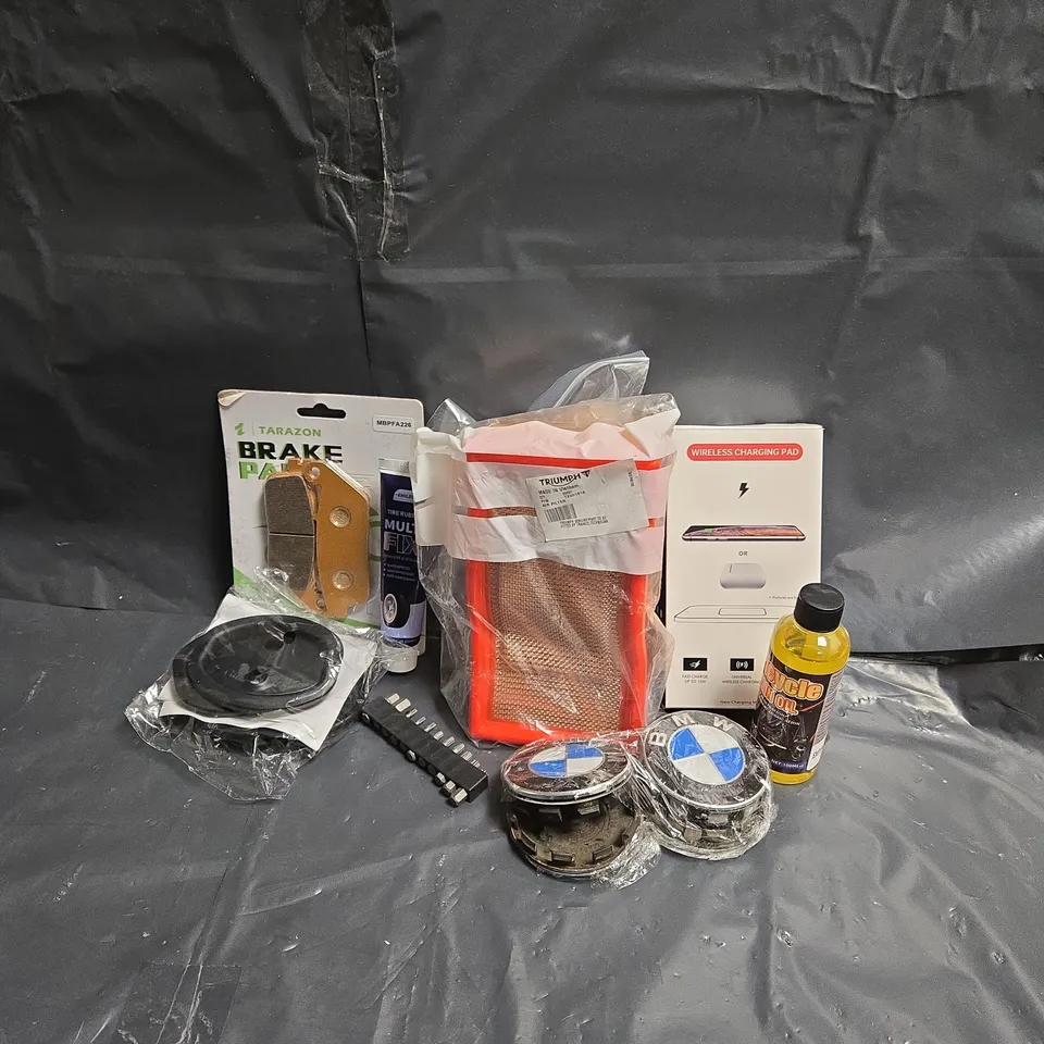APPROXIMATELY 12 ASSORTED VEHICLE PARTS & ACCESSORIES TO INCLUDE AIR FILTER, WIRELESS CHARGING PAD, BMW BADGE, ETC