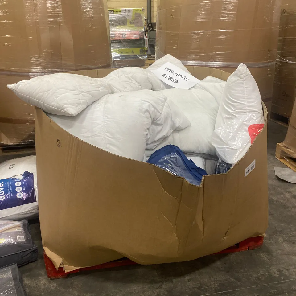 PALLET TO CONTAIN A LARGE ASSORTMENT OF PILLOWS AND DUVETS // BRANDS MAY VARY