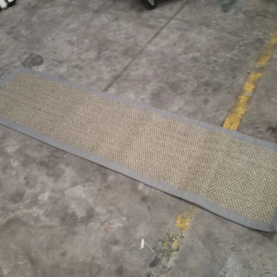 QUALITY DESIGNER AREA RUG APPROXIMATELY 60×230CM