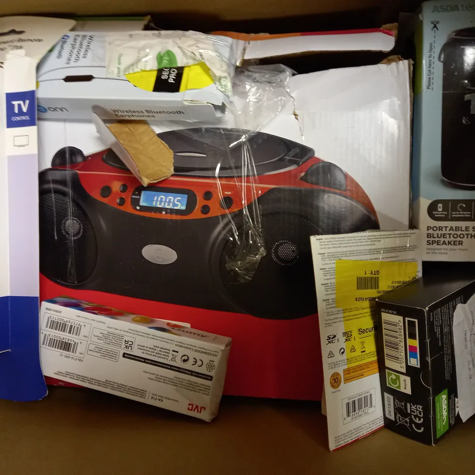 LOT OF APPROXIMATELY 12 ELECTRICAL ITEMS, TO INCLUDE CHARGER, SPEAKERS, ETC