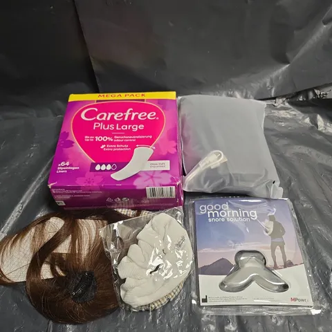 APPROXIMATELY 20 ASSORTED COSMETICS ITEMS TO INCLUDE PERIOD PADS , MAKEUP BRUSH CASE , ETC 