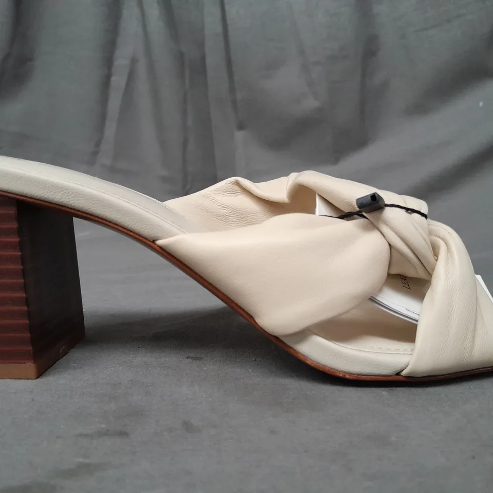 BOXED PAIR OF MNG OPEN TOE BLOCK HEEL SANDALS IN CREAM UK SIZE 5