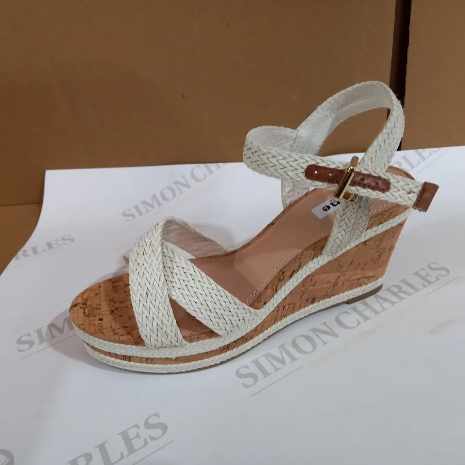 DUNE WHITE SANDAL SIZE 5 