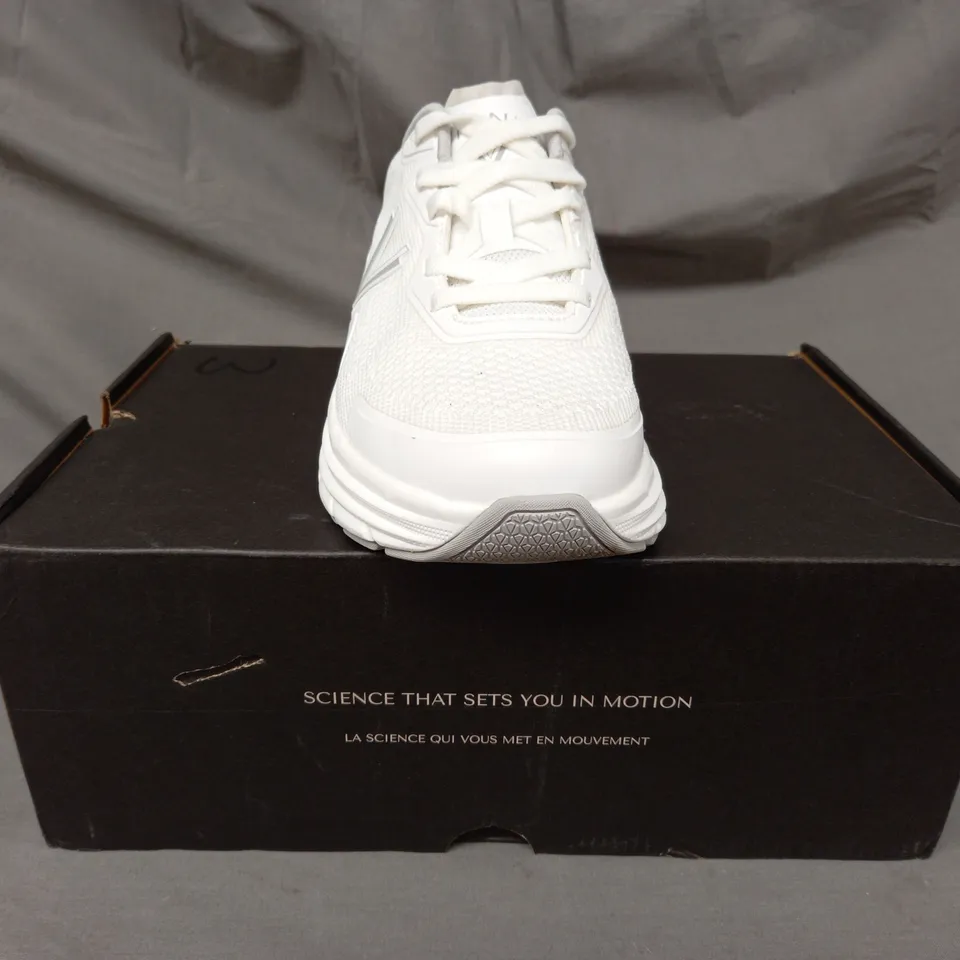 BOXED PAIR OF VIONIC WALK MAX TRAINERS IN WHITE SIZE 5.5