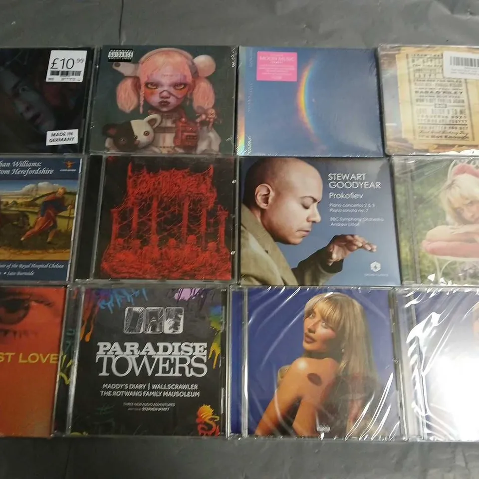 LOT OF APPROXIMATELY 35 ASSORTED CDS TO INCLUDE EMINEM, COLDPLAY, PARADISE TOWERS AND ELVIS