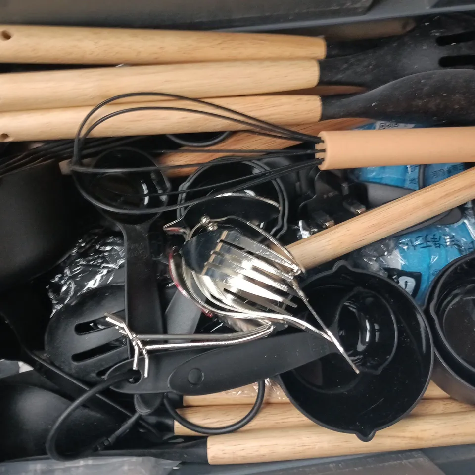 APPROXIMATELY 10 ASSORTED HOUSEHOLD ITEMS TO INCLUDE CURTAIN HOOKS, ETC