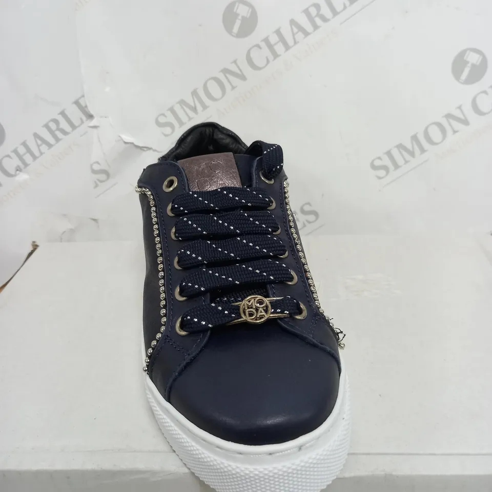 BOXED PAIR OF MODA IN PELLE ARITA NAVY LEATHER TRAINERS - SIZE 3
