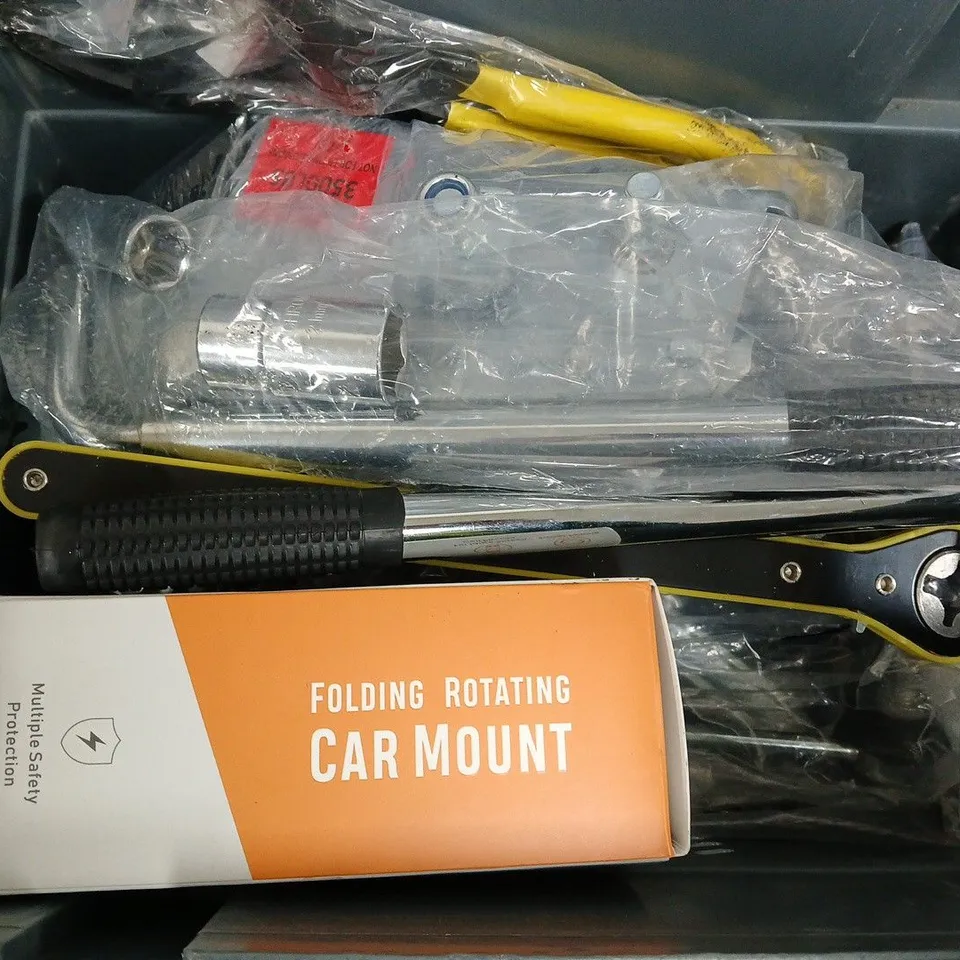 APPROXIMATELY 7 ASSORTED VEHICLE PARTS & ACCESSORIES TO INCLUDE HAND WINCH, CAR MOUNT, CAR SCRATCH REPAIR, ETC - COLLECTION ONLY