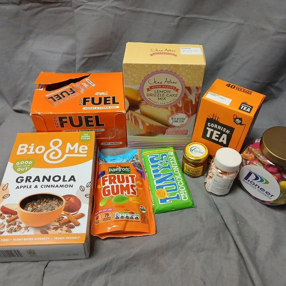 APPROXIMATELY 12 ASSORTED FOOD & DRINK ITEMS TO INCLUDE APPLIED NUTRITION BODY FUEL, BIO & ME GRANOLA, LEMON DRIZZLE CAKE MIX, ETC - COLLECTION ONLY