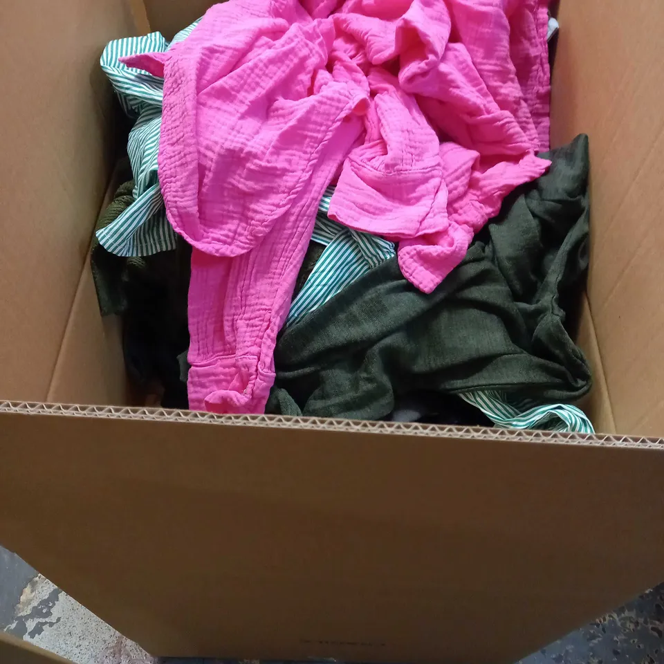 LOT OF APPROX 25 ASSORTED CLOTHING ITEMS VARYING IN SIZE/COLOUR/STYLE TO INCLUDE: TROUSERS, TOPS, DRESSES