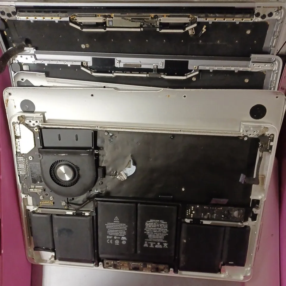 APPROXIMATELY 30 ASSORTED MAC BOOK SPARE PARTS TO INCLUDE KEYBOARDS, SCREENS, OUTER CASINGS ETC 