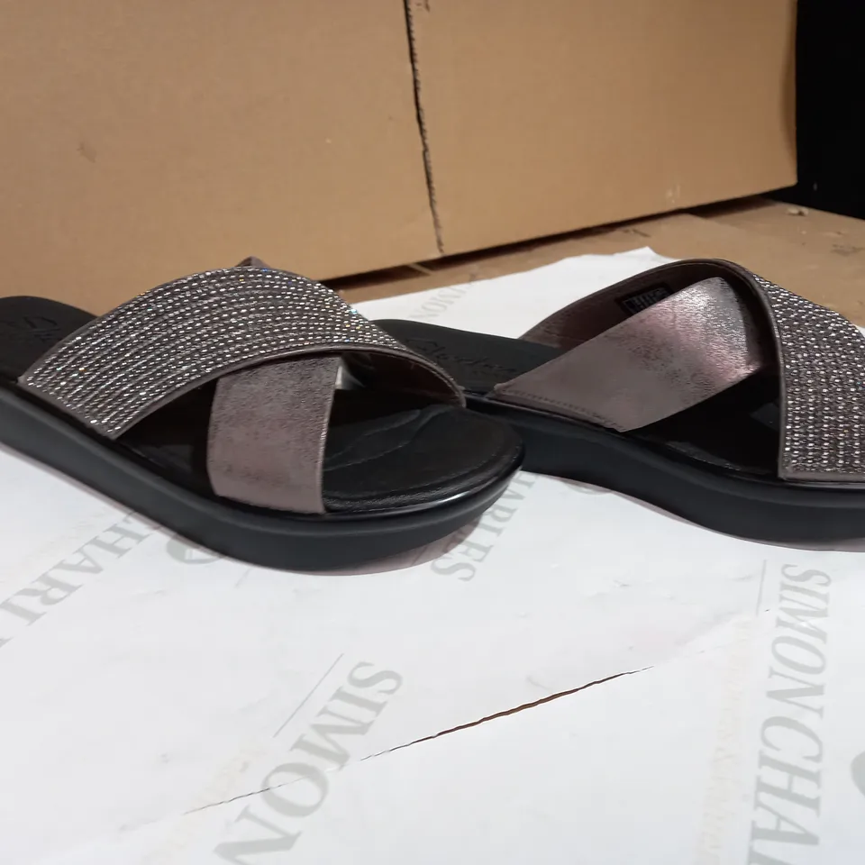 SKETCHERS RELAXED STEP BLACK/GREY/SPARKLE SANDALS SIZE 6