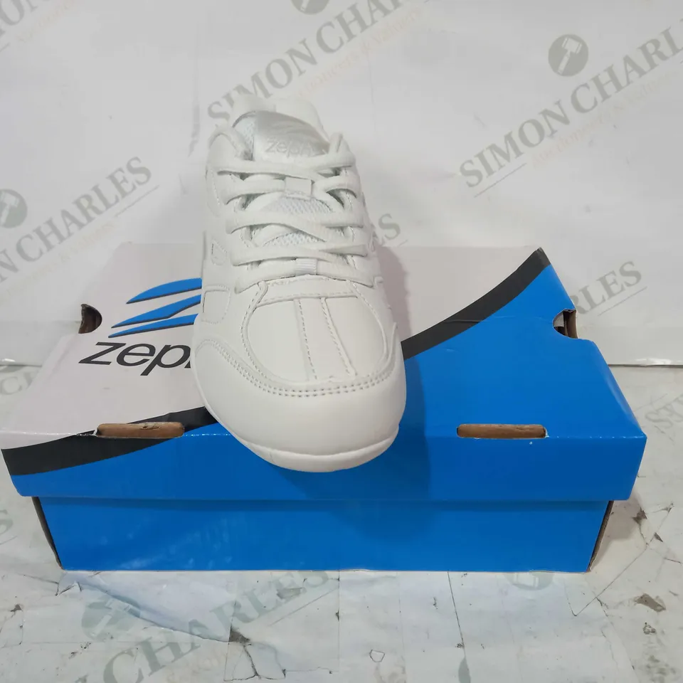 BOXED PAIR OF ZEPHZ SHOES IN WHITE UK SIZE 1