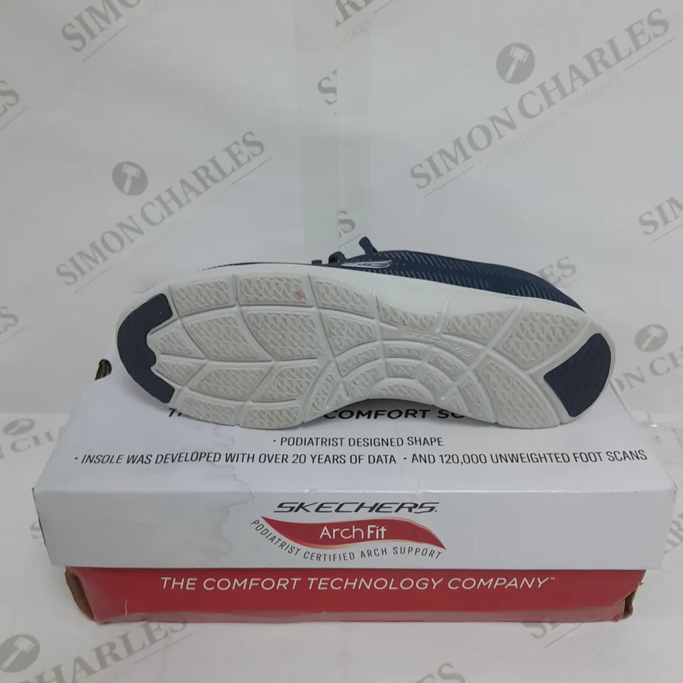BOXED PAIR OF SKECHERS ARCH FIT TRAINERS IN NAVY SIZE 6
