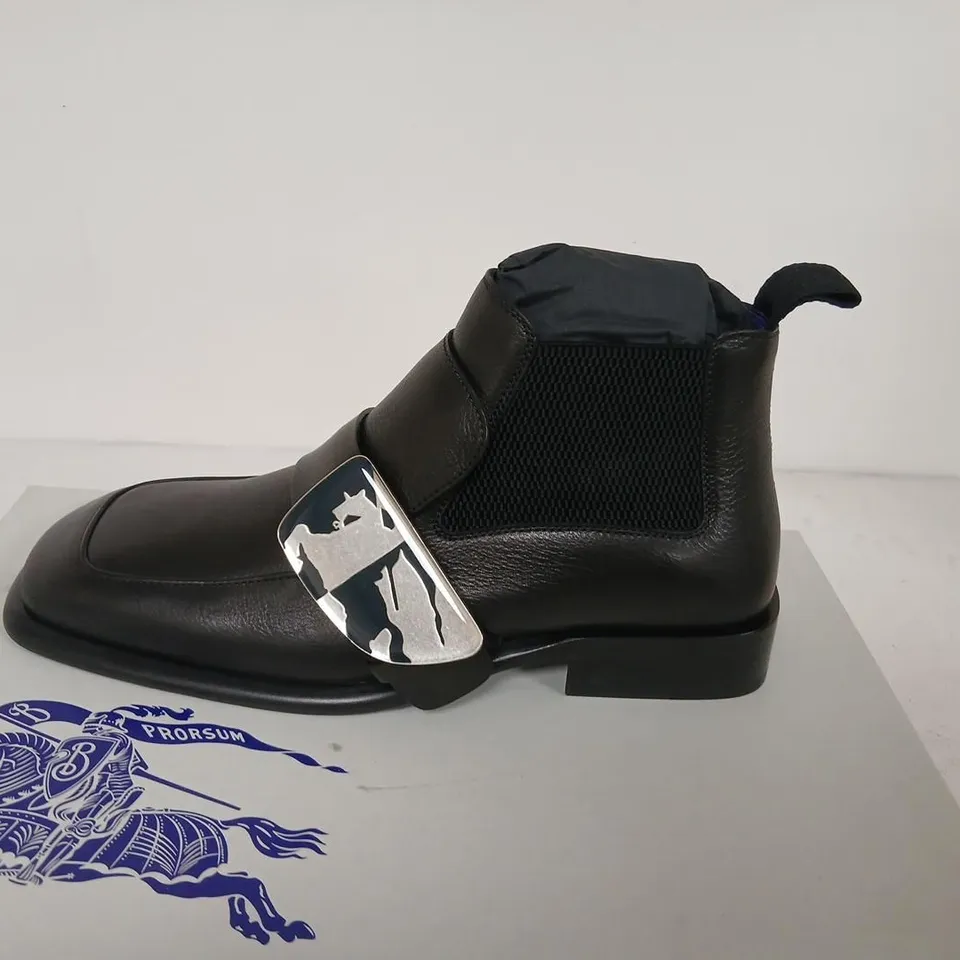 BURBERRY LEATHER CHELSEA BOOTS WITH BUCKLE – BLACK, UK 6 (EU 40)