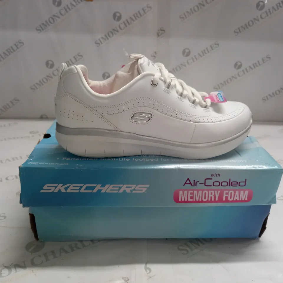 BOXED SKECHERS AIR COOLED TRAINERS SIZE 7