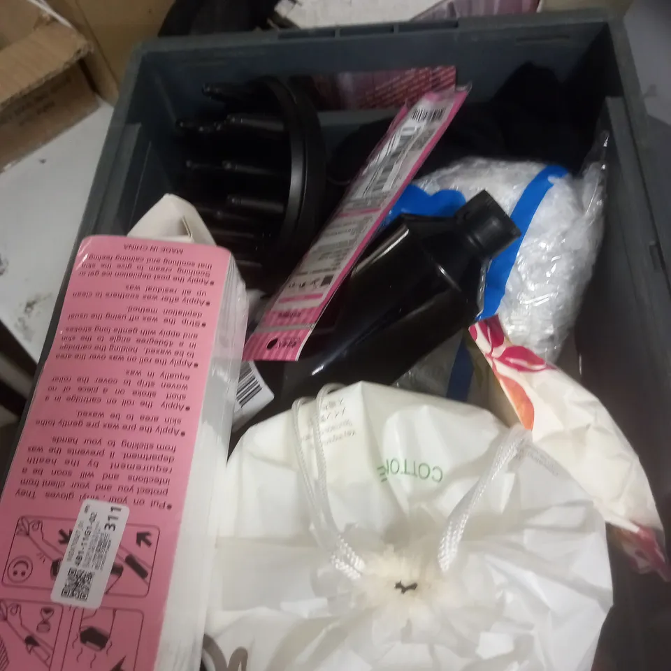 APPROXIMATELY 20 ASSORTED COSMETIC PRODUCTS TO INCLUDE DISNEY ARIEL HAIR BRUSH, TROPIC MORNING MIST AND HAIR TRIMMER