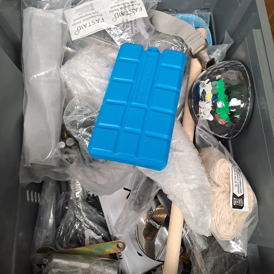 APPROXIMATELY 15 ASSORTED HOUSEHOLD PRODUCTS TO INCLUDE EXTENSION PLUG, RIBBONS, PAINT BRUSHES ETC 
