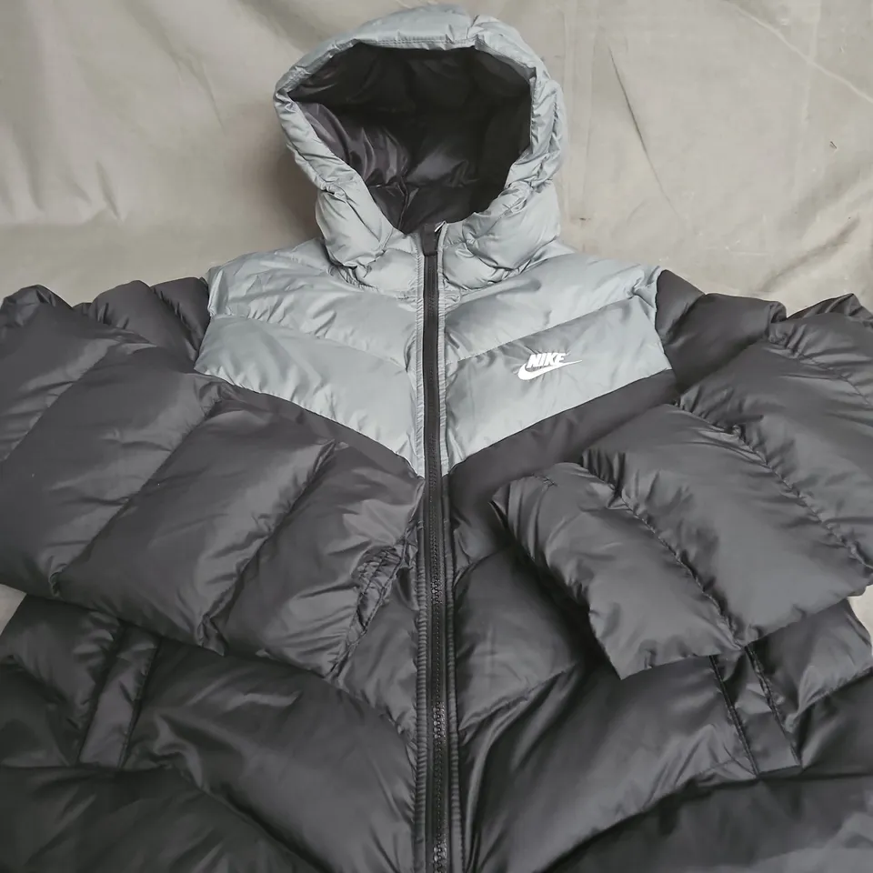 NIKE HOODED PUFFER JACKET – GREY & BLACK TWO-TONE - SIZE KIDS LARGE