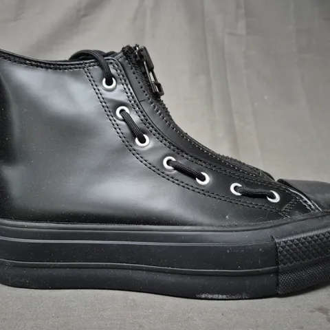 BOXED PAIR OF CONVERSE HI-TOP SHOES IN BLACK UK SIZE 5.5