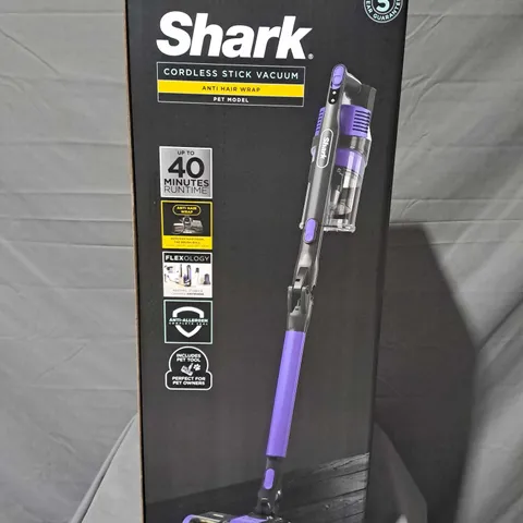 BOXED SHARK ANTI HAIR WRAP CORDLESS VACUUM