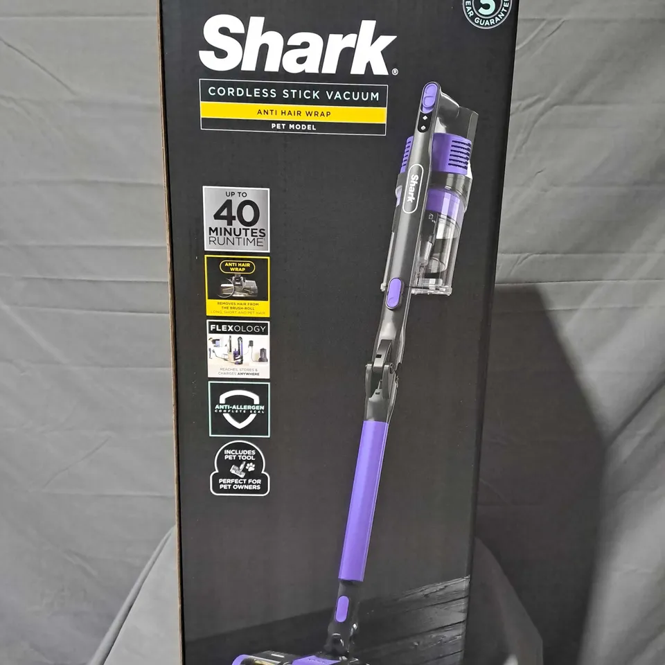 BOXED SHARK ANTI HAIR WRAP CORDLESS VACUUM