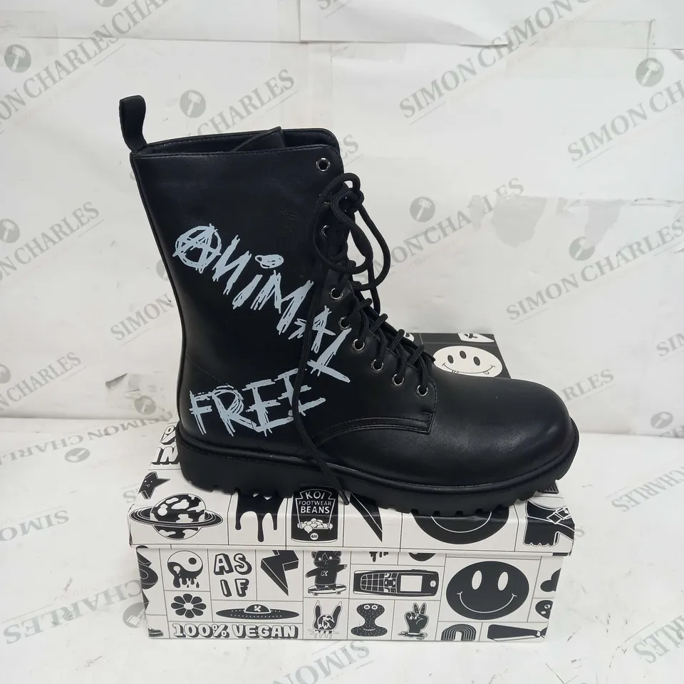BOXED PAIR OF KOI FOOTWEAR THE STATEMENT ANIMAL FREE MENS MILITARY BOOTS - SIZE 8