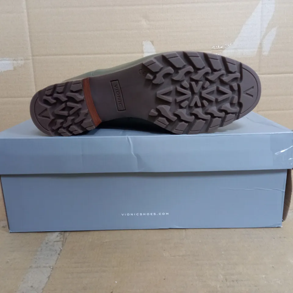 BOXED PAIR OF VIONIC BLOCK HEEL ANKLE BOOTS IN OLIVE SIZE 8