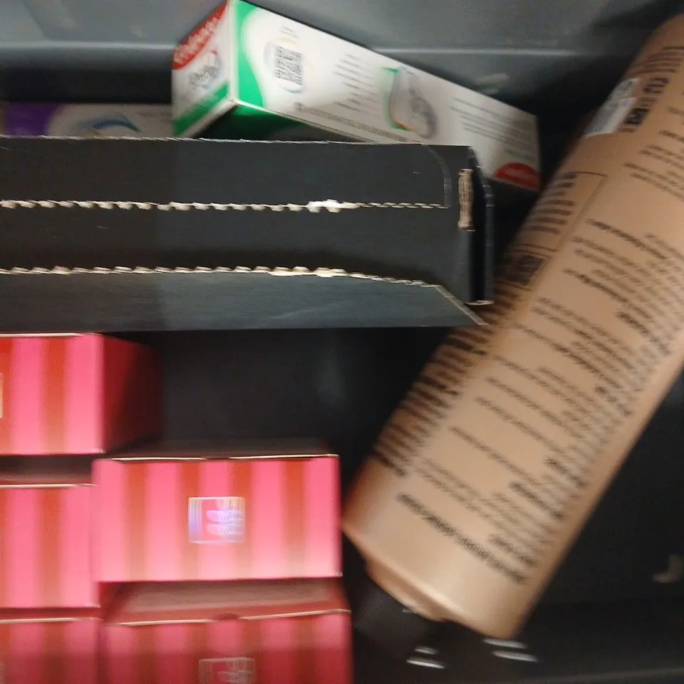 APPROXIMATELY 12 ASSORTED COSMETIC ITEMS INCLUDING VARIOUS MAKES AND BRANDS - COLLECTION ONLY