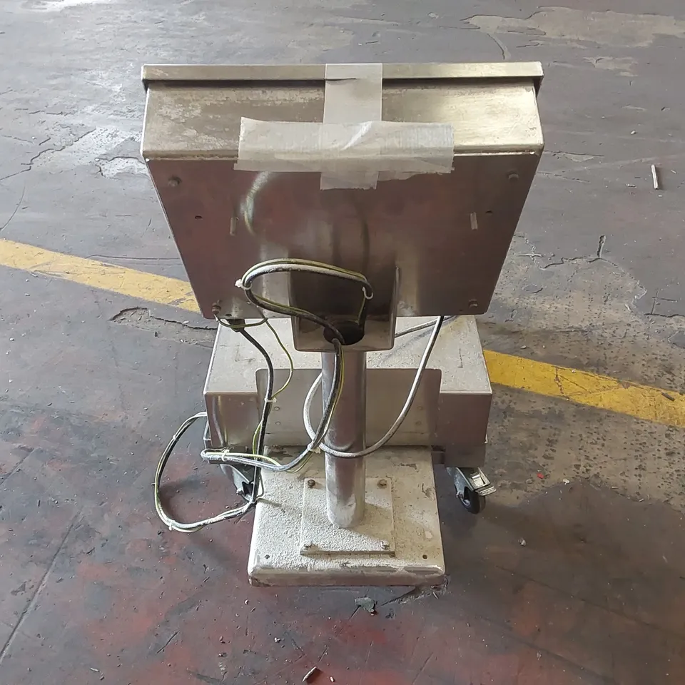 AVERY BERKEL L116 PORTABLE SCALE