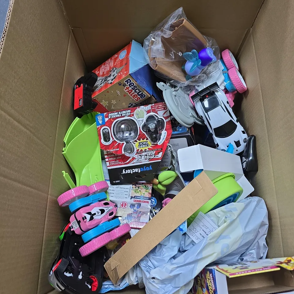 BOX OF APPROXIMATELY 20 ASSORTED TOYS INCLUDING PULSE GALAXY CAR , MARVEL STUNT SQUAD AND FLIP CAR