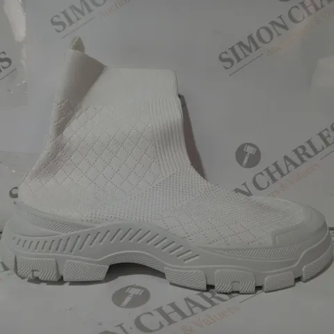 BOXED PAIR OF DESIGNER SHOES IN WHITE EU SIZE 37