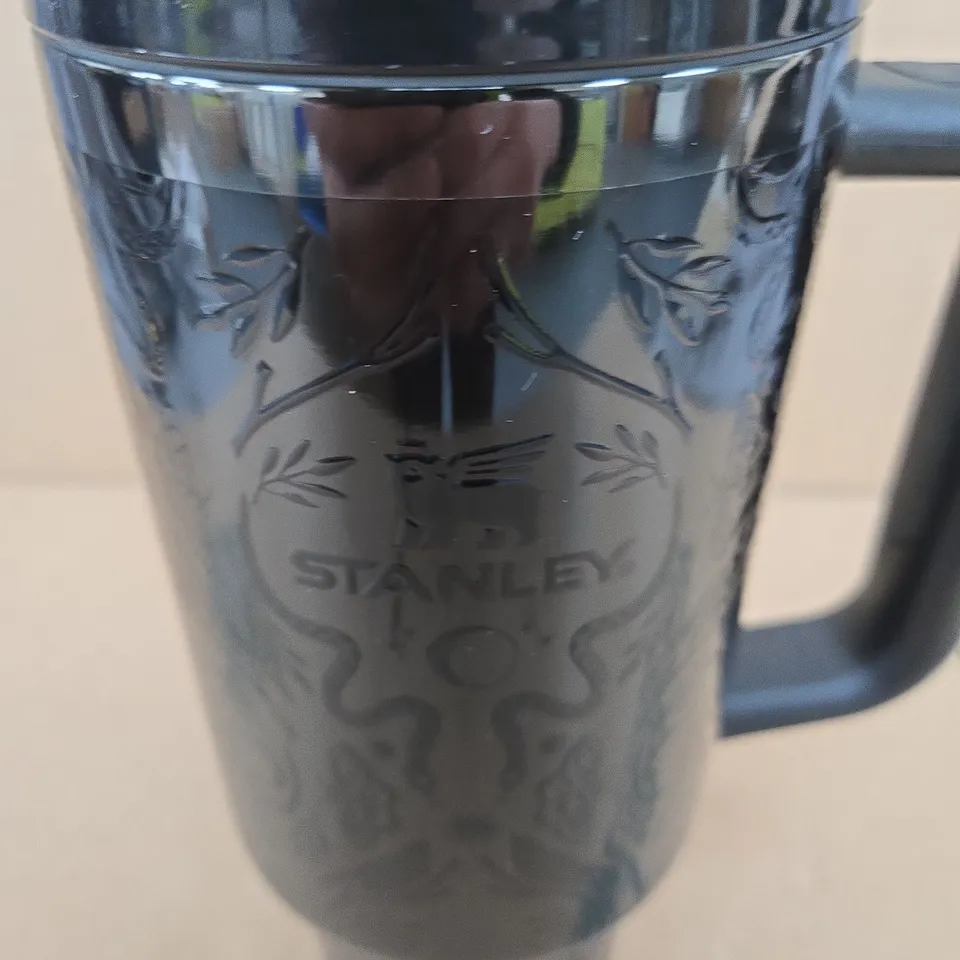 STANLEY VACUUM TRAVEL MUG, 40 OZ / 1.18 L, EMBOSSED PATTERN, DARK BLUE/BLACK