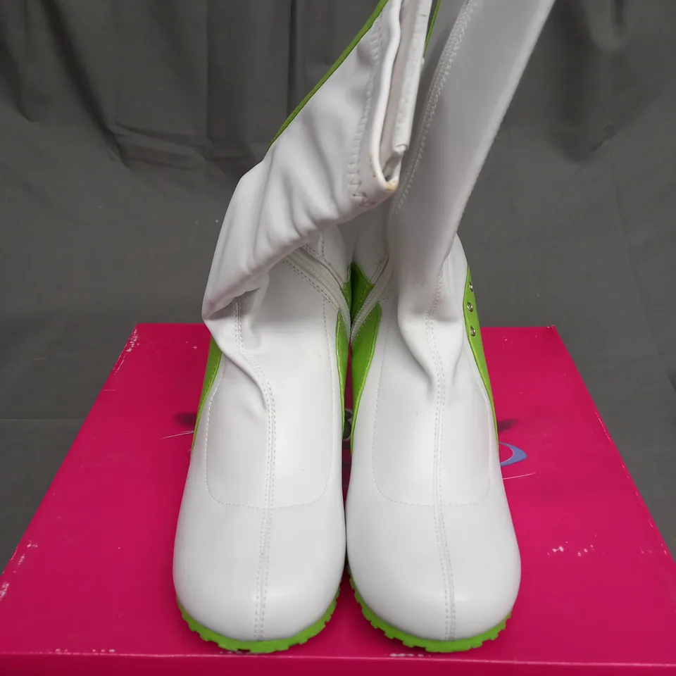 BOXED BAMBOO LEATHER BALLER HIGH HEEL SHOES IN GREEN AND WHITE SIZE 7