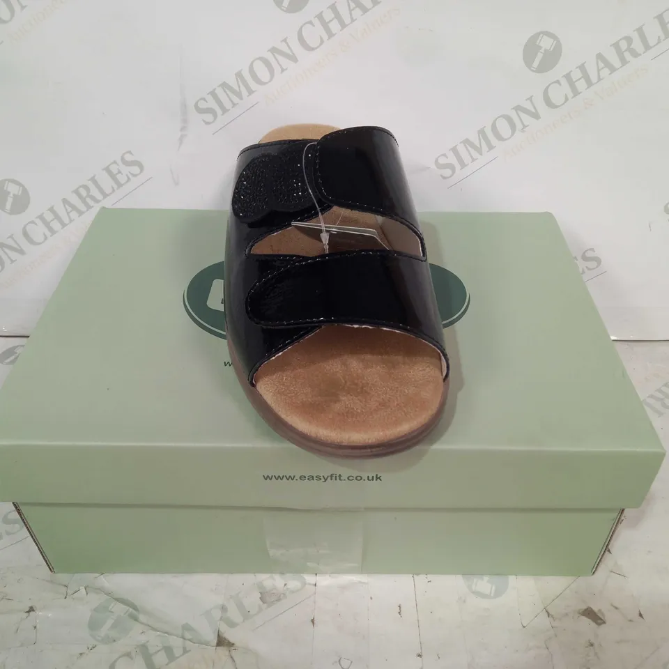 BOXED PAIR OF EASYFIT CLEA OPEN TOW SANDALS IN BLACK EU SIZE 39