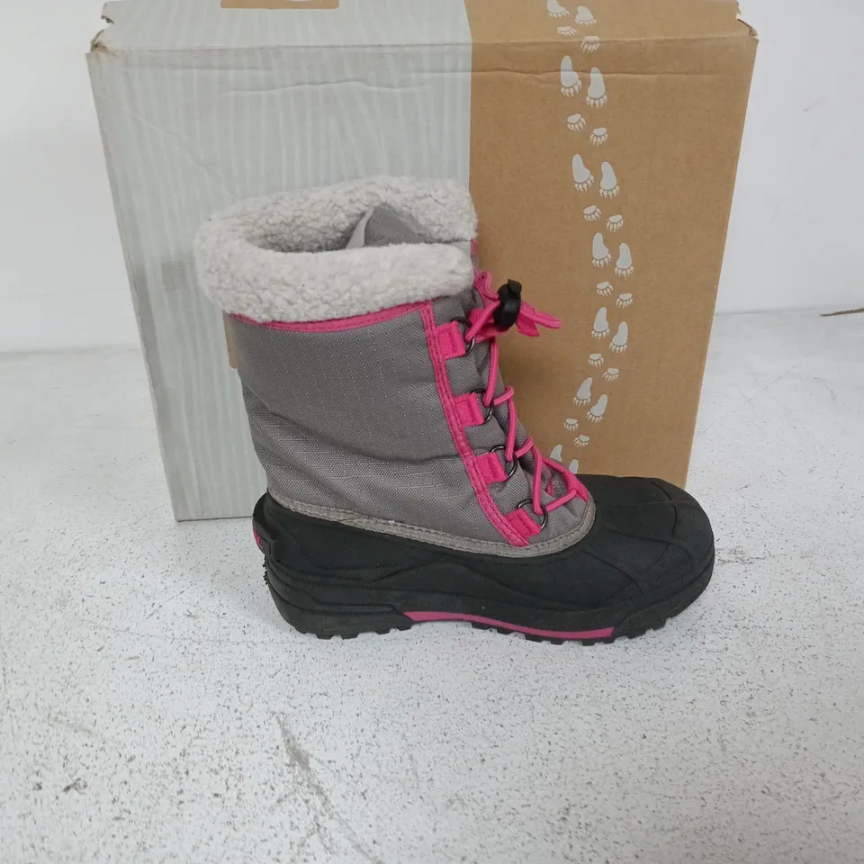 BOXED PAIR OF SOREL YOUTH CUMBERLAND 2 BOOTS IN LIGHT GREY/PINK - UK 2.5