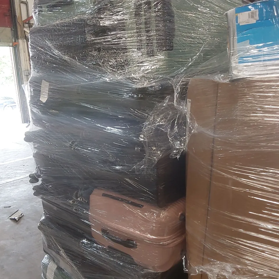 PALLET CONTAINING A VERY LARGE QUANTITY OF ASSORTED SUITCASES