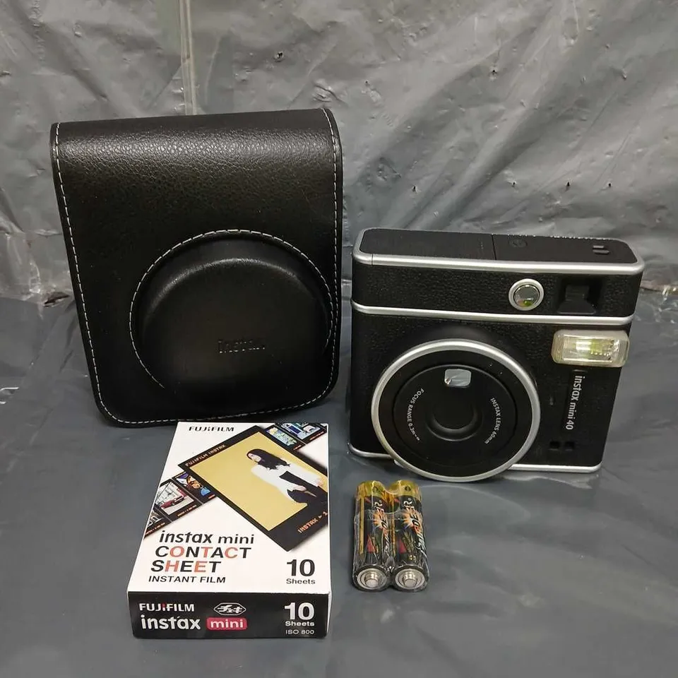 BOXED FUJIFILM INSTAX MINI 40 INSTANT CAMERA RRP £104.99