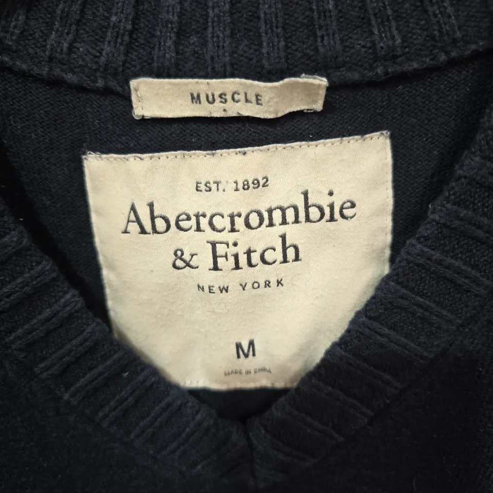 ABERCROMBIE & FITCH NAVY V-NECK KNIT JUMPER – MEN'S, SIZE M