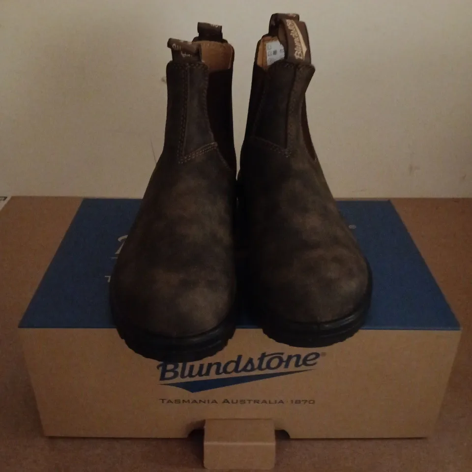 BOXED PAIR OF BLUNDSTONE ELASTIC SIDED BOOT IN RUSTIC BROWN - UK 7